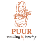 Schetsig figuur van een vrouw met krullend haar met mand vol gezonde voeding. Met tekst PUUR voeding bij Geertje
