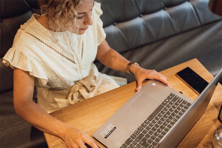 Persoon met latop vogel perspectief.